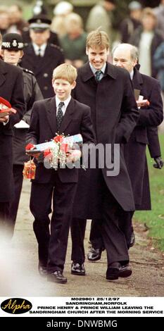 25 dicembre 1997 - Sandringham, Inghilterra - Brave principi William (destra) e Harry lasciano la chiesa sulla Regina Sandringham Estate in Norfolk oggi (giovedì) dopo aver frequentato il servizio mattutino sul loro primo giorno di Natale in quanto la loro madre, Diana, Principessa del Galles è morto. L'adolescente princes gestito un sorriso e ha ringraziato la folla che si erano riuniti fuori per i loro auguri.(Credit Foto Stock