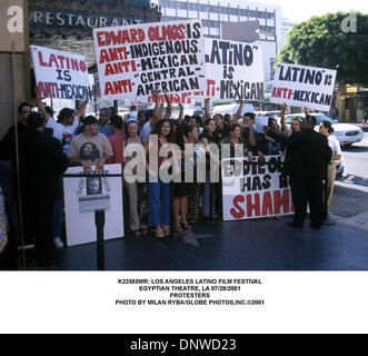 Luglio 30, 2001 - K22585signor: LOS ANGELES LATINO FILM FESTIVAL.teatro egiziano, la 28/07/2001.i manifestanti. Milano RYBA/ 2001(Credit Immagine: © Globo foto/ZUMAPRESS.com) Foto Stock