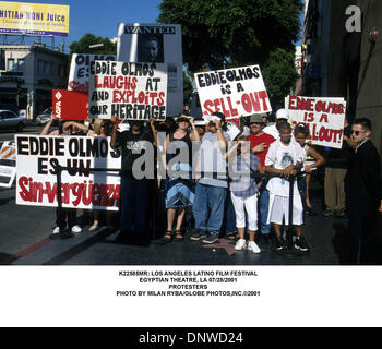 Luglio 30, 2001 - K22585signor: LOS ANGELES LATINO FILM FESTIVAL.teatro egiziano, la 28/07/2001.i manifestanti. Milano RYBA/ 2001(Credit Immagine: © Globo foto/ZUMAPRESS.com) Foto Stock