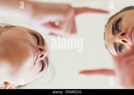 Basso angolo vista della rabbia giovani femmine aventi un argomento Foto Stock