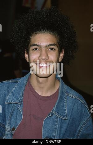 7 maggio 2002 - Hollywood, CA, Stati Uniti d'America - K2494MR: ESPN UNTIMATE X, il film PREMIERE.IMAX Theatre, UNIVERSAL Hollywood, CA 05/06/2002.RICK GONZALEZ. Milano RYBA/ 2002(Credit Immagine: © Globo foto/ZUMAPRESS.com) Foto Stock