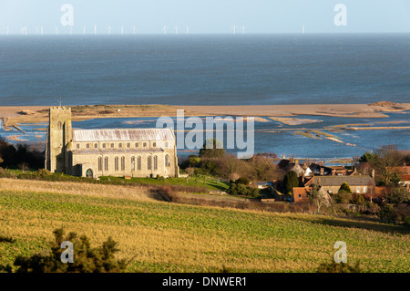 Salthouse la chiesa di San Nicola di fronte allagata con salmastra Sheringham Shoal per centrali eoliche sull orizzonte. Foto Stock