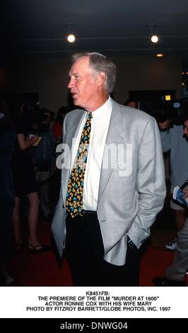 9 maggio 2001 - K8451FB: .la premiere del film ''assassinio a 1600''.ATTORE RONNIE COX CON LA MOGLIE MARIA. FITZROY BARRETT/ 1997(Credit Immagine: © Globo foto/ZUMAPRESS.com) Foto Stock