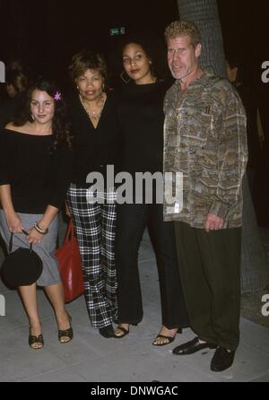 Ottobre 10, 2001 - K23065EG: AMELIE PREMIERE.Accademia Teatro, Beverly Hills, CA 10/09/2001.Ron Perlman e famiglia. ED GELLER/ 2001(Credit Immagine: © Globo foto/ZUMAPRESS.com) Foto Stock