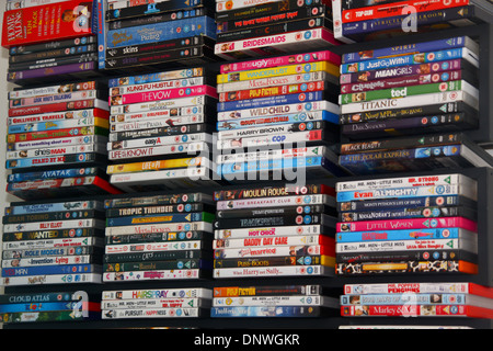 Raccolta di DVD in montato a parete rack Foto Stock