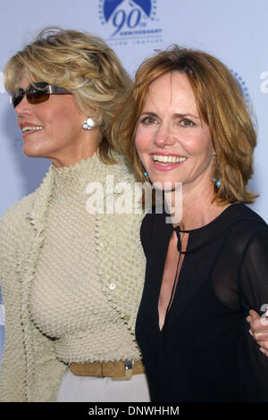 Luglio 14, 2002 - Hollywood, CA, Stati Uniti d'America - Sally Field & Jane Fonda.Paramount Pictures celebra il novantesimo anniversario con.''90 stelle per 90 anni''.Hollywood, CA 7/14/02. Lockwood. 2002 K2109LOC(Credit Immagine: © Globo foto/ZUMAPRESS.com) Foto Stock