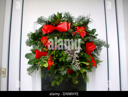 Natale holly corona sul uPVC porta anteriore Foto Stock