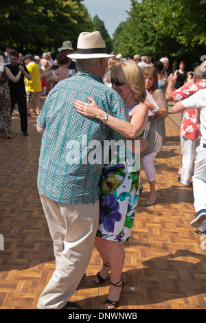 Balli Tango in Regent's Park, che si tiene ogni estate a Londra, Inghilterra, Regno Unito Foto Stock