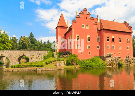 Acqua rosso chateau Cervena Lhota nella Boemia del Sud, Repubblica Ceca Foto Stock