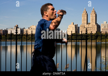 Central Park. Castello del Belvedere. Questo castello di pietra, con torre inclusa, è stato costruito nel 1869 e utilizzato dalla città di New York Foto Stock