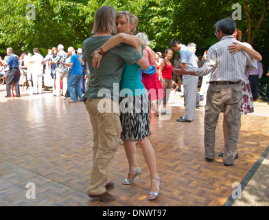 Balli Tango in Regent's Park, che si tiene ogni estate a Londra, Inghilterra, Regno Unito Foto Stock