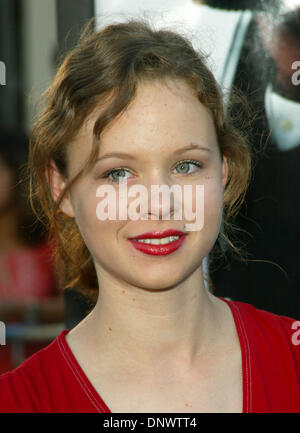 Giugno 26, 2002 - Westwood, CA, Stati Uniti d'America - attrice Thora Birch."'Men In Black 2''.Mann Village & Bruin teatri.Westwood, CA 6/26/02. Lockwood. 2002 K2109LOC(Credit Immagine: © Globo foto/ZUMAPRESS.com) Foto Stock