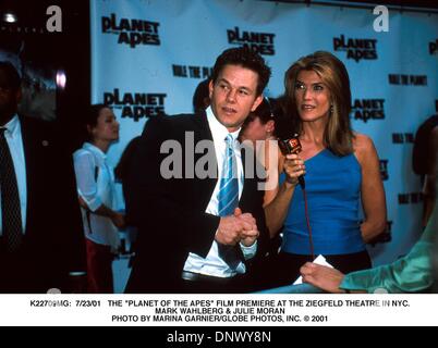 Luglio 23, 2001 - K22709MG: 7/23/01.il ''Il pianeta delle scimmie" premiere del film .al Teatro Ziegfeld a NYC..MARK WAHLBERG & JULIE MORAN. MARINA GARNIER/ 2001(Credit Immagine: © Globo foto/ZUMAPRESS.com) Foto Stock