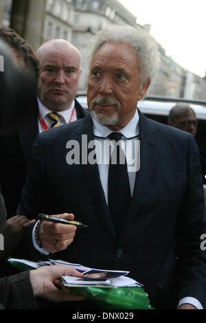 Londra, UK, 6 gennaio 2014. Sir Tom Jones ha visto arrivare alla BBC a Londra. Foto Stock