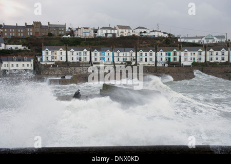 Onde enormi e condizioni del mare generata dalla tempesta Hercules, smash in Porthleven Harbour, Bob Sharples/Alamy Foto Stock