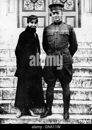 1 luglio 1916 - San Antonio, TX, Stati Uniti - DWIGHT D. EISENHOWER GENERALE DEGLI STATI UNITI Esercito (1944), e il Presidente degli Stati Uniti (1953-1961) con la moglie MAMIE nella foto dopo il loro matrimonio a San Louis College. (Credito Immagine: © Keystone foto/ZUMAPRESS.com) Foto Stock