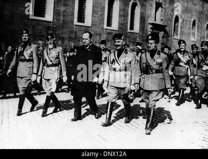 6 ott. 1922 - Roma, Italia - BENITO MUSSOLINI (1883-1945) il dittatore italiano e leader del movimento fascista con suoi generali e truppe fascista come essi marzo su Roma. (Credito Immagine: © Keystone foto/ZUMAPRESS.com) Foto Stock