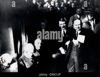 1 agosto, 1925 - Monaco di Baviera, Germania - leader nazista e Führer della Germania, ADOLF HITLER E FRANZ RITTER VON EPP nella riunione di Monaco di Baviera birreria. (Credito Immagine: © Keystone foto/ZUMAPRESS.com) Foto Stock