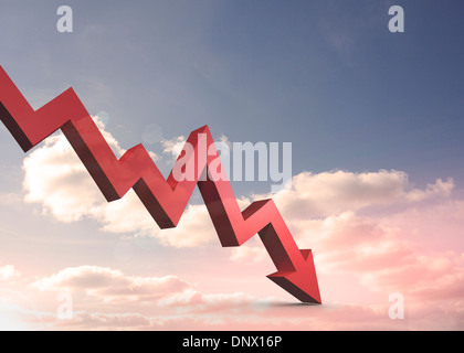 Freccia rossa rivolta verso il basso contro il cielo Foto Stock