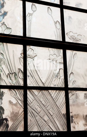 Raro Lalique windows, Art Nouveau resi papaveri e vigne, Henri Bendel Store aka Coty Edificio, Fifth Avenue, New York, 1910. Foto Stock