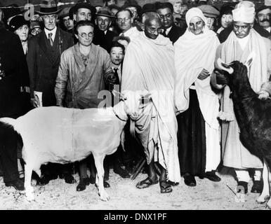 12 maggio 1931 - Londra, Inghilterra, Regno Unito - Leader religiosi il Mahatma Gandhi e la sua capra alloggiato al Claridge durante una visita al Regno Unito. (Credito Immagine: © Keystone Pictures USA/ZUMAPRESS.com) Foto Stock