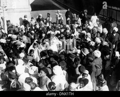 Gen 9, 1935 - Delhi , India - leader religiosi il Mahatma Gandhi al suo arrivo a Delhi circondato dai suoi seguaci. (Credito Immagine: © Keystone Pictures USA/ZUMAPRESS.com) Foto Stock