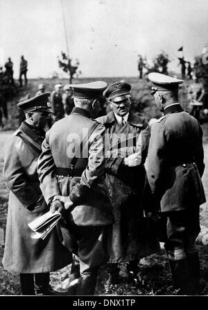 Sett. 7, 1935 - Berlino, Germania - leader nazista e Führer della Germania, ADOLF HITLER (terzo da sinistra) a parlare con i generali Von Fritsch, Von Blomberg e Liebman. (Credito Immagine: © Keystone Pictures USA/ZUMAPRESS.com) Foto Stock