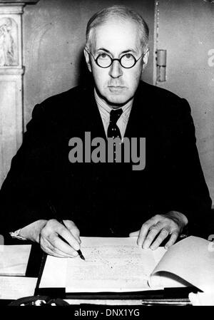 Ottobre 31, 1936 - Londra, Inghilterra, Regno Unito - Il Sir Henry HALLETT Dale era un farmacologo inglese. Per il suo studio di acetilcolina come agente della chimica la trasmissione degli impulsi nervosi ha condiviso il 1936 Premio Nobel per la medicina e la Fisiologia con otto Loewi. Nella foto: HENRY HALLETT DALE il Direttore del Dipartimento di Biochimica e Farmacologia presso l'Istituto Nazionale di Medica Foto Stock
