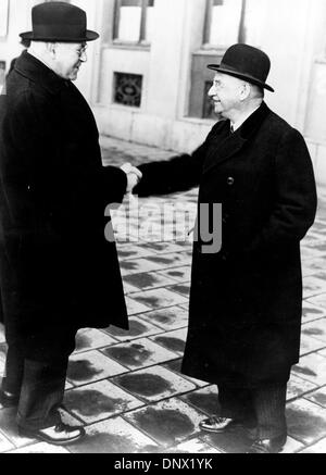 Dic. 14, 1936 - Stoccolma, Svezia - Sir Henry HALLETT Dale era un farmacologo inglese. Per il suo studio di acetilcolina come agente della chimica la trasmissione degli impulsi nervosi ha condiviso il 1936 Premio Nobel per la medicina e la Fisiologia con otto Loewi. Nella foto: HENRY HALLETT DALE, sinistra e OTTO LOEWI al di fuori del Grand Hotel prima le cerimonie di consegna dei premi Nobel. (Credito Immagine: © KEYSTO Foto Stock