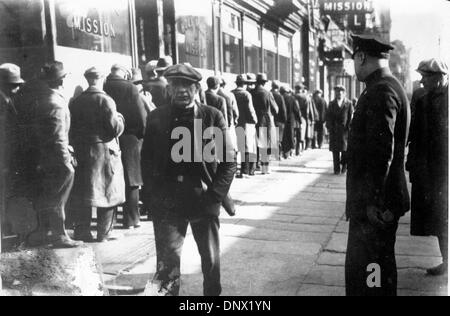 14 gennaio 1937 - New York, NY, STATI UNITI - Durante la Grande Depressione negli stati di milioni di persone sono in attesa per l'ora gratuita di cibo a New York, la missione. (Credito Immagine: © Keystone Pictures USA/ZUMAPRESS.com) Foto Stock