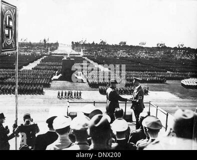 Sett. 8, 1937 - Norimberga, Germania - KONSTANTIN HIERL (L) stringe la mano con il leader nazista ADOLF HITLER durante l annuale del partito nazista il Congresso di Norimberga nel 1937. (Credito Immagine: © Keystone Pictures USA/ZUMAPRESS.com) Foto Stock