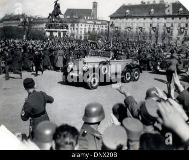 1 marzo 1938 - Vienna, Austria - leader nazista ADOLF HITLER entrando nella piazza del vecchio palazzo imperiale di Vienna all'Anschluss …sterreichs, l'inclusione dell'Austria in un "grande Germania' nel 1938. (Credito Immagine: © Keystone Pictures USA/ZUMAPRESS.com) Foto Stock