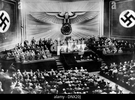 Marzo 19, 1938 - Berlino, Germania - ADOLF HITLER durante un incontro presso il Palazzo del Reichstag. Adolf Hitler (20 Aprile 1889ÐApril 30, 1945) è stato il Führer und Reichskanzler (Leader e il cancelliere imperiale) della Repubblica federale di Germania dal 1933 fino alla sua morte. Egli era il leader della nazionale socialista tedesco Partito dei Lavoratori (NSDAP), meglio conosciuto come il partito nazista. Al culmine della sua potenza, gli eserciti della Germania nazista Foto Stock