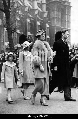 Aprile 28, 1938 - Londra, Inghilterra, Regno Unito - La Casa di Windsor è entrato in funzione nel 1917, quando il nome è stato adottato come la famiglia reale britannica nome ufficiale da un annuncio di Re Giorgio V, sostituendo il nome storico di Sassonia Coburgo - Gotha-Gotha. Essa rimane la famiglia nome dell'attuale famiglia reale. Nella foto: ELIZABETH ''Regina mamma" e Re Giorgio VI con la principessa Elisabetta e PRIN Foto Stock