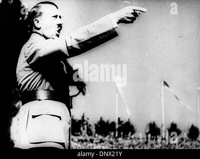 Febbraio 15, 1939 - Berlino, Germania - ADOLF HITLER (20 Aprile 1889ÐApril 30, 1945) è stato il Führer und Reichskanzler (Leader e il cancelliere imperiale) della Repubblica federale di Germania dal 1933 fino alla sua morte. Egli era il leader della nazionale socialista tedesco Partito dei Lavoratori (NSDAP), meglio conosciuto come il partito nazista. Al culmine della sua potenza, gli eserciti della Germania nazista e del suo asse poteri dominato gran parte dell'Europa du Foto Stock