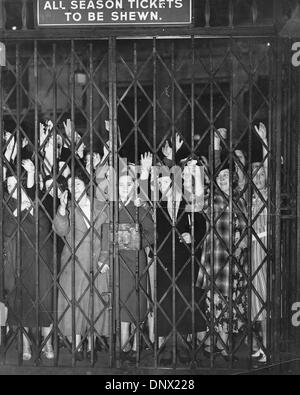 Sett. 1, 1939 - Londra, Inghilterra, Regno Unito - Un toccante fotografia su gli effetti emotivi di evacuazione, didascalie: 'Il patetico di scena a Waterloo Station questa mattina (1 settembre 1939) che mostra le madri gridando addio ai loro bambini da dietro i cancelli della piattaforma. Le madri non sono stati ammessi sulla piattaforma come kiddies imbarcati sui treni." (credito Immagine: © Keystone Pi Foto Stock