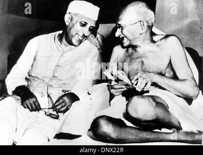 1 gennaio 1940 - Delhi, India - un grande interesse politico e leader spirituale dell'India e l'Indiano movimento di indipendenza del Mahatma Gandhi (a destra) e il suo compagno-in-braccia Jawaharlal Nehru. GANDHI, riconosciuta in India come il padre della nazione, è stato il pioniere della Satyagraha-la resistenza della tirannia attraverso la massa di disobbedienza civile, saldamente fondata su ahimsa o totale non-violenza-che ha portato Foto Stock