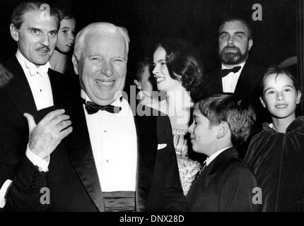 Sett. 12, 1957 - Londra, Inghilterra, Regno Unito - Charlie Chaplin con suo figlio Michael (a destra) durante la serata di apertura di ' un re a New York ' a Londra. Sir Charles Spencer Chaplin, Jr. (16 Aprile 1889 - 25 dicembre 1977), era un inglese un attore comico, diventando uno dei più famosi artisti interpreti o esecutori in l'inizio e la metà del cinema di Hollywood era, e anche una notevole direttore. (Credito Immagine: © KEYSTON Foto Stock