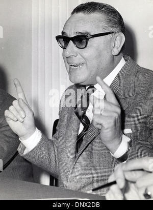 Apr 12, 1963 - Roma, Italia - ARTURO MICHELINI, leader del Movimento Sociale Italiano, parla ad una conferenza stampa presso il Forsing Press Association office. (Credito Immagine: © Keystone foto/ZUMAPRESS.com) Foto Stock