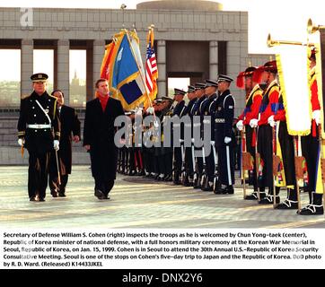 Gen 15, 1999 - K14433JKEL 990115-D-9880W-018..il Segretario della Difesa William S. Cohen (destra) ispeziona le truppe come egli è accolto da Chun Yong-taek (centro), Repubblica di Corea il ministro della difesa nazionale, con tutti gli onori militari di cerimonia in occasione della Guerra di Corea Memorial a Seul, Repubblica di Corea, a gennaio 15, 1999. Cohen è in Seoul a frequentare il trentesimo annuale di U.S.-Repub Foto Stock