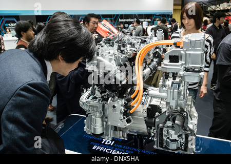 Ibrido diesel motore elettrico da Volkswagen sul display al Motor Show di Tokyo 2013 in Giappone Foto Stock