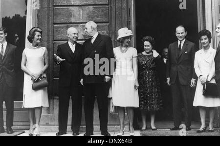 Agosto 8, 1962 - Parigi, Francia - il presidente francese CHARLES DE GAULLE con i suoi ospiti sui passi dell'Elysee Palace, MADAME ALPHAND, Presidente Dwight D. Eisenhower, suo nipote, la sig.ra e il sig. Gavin e Madame de Gaulle. (Credito Immagine: © Keystone Pictures USA/ZUMAPRESS.com) Foto Stock