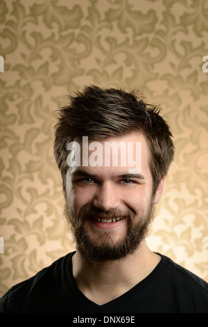 Ritratto di giovane uomo con la barba con pattern vintage in background - spazio superiore può essere ritagliata o utilizzato per copyscape Foto Stock