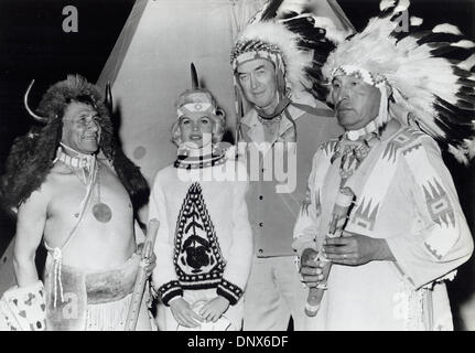 2 luglio 1967 - CARROLL BAKER con il capo John Woodenlegs , presidente del consiglio tribale, e membro del consiglio Black Eagle.L'adozione cerimonie per le stelle di ''Cheyenne autunno'(Immagine di credito: © Globo foto/ZUMAPRESS.com) Foto Stock