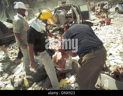 Sett. 11, 2001 - New York New York, Stati Uniti - Un ferito vigile del fuoco ha ricevuto assistenza medica presso il World Trade Center di New York City, a circa venti minuti dopo la seconda torre è sceso. La seconda torre fu attaccato a circa quarantacinque minuti dopo la prima. I soccorritori di tutti i tipi, Polizia, Vigili del Fuoco Dept, personale medico fatta convergere sulla scena immediatamente dopo il primo attacco e Foto Stock