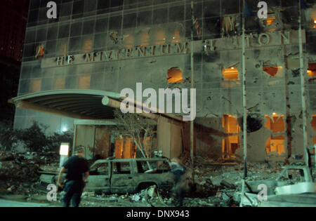 Sett. 12, 2001 - New York New York, Stati Uniti - La distrutta facciata del Millennium Hilton Hotel, a destra su Church Street dal World Trade Center è accesa durante la notte di settembre 11th, 2001. La storia di 110 World Trade Center è crollato dopo 2 high-jacked piani commerciali si è schiantato contro le torri gemelle, provocando il crollo. (Credito Immagine: &#169; Harald Franzen/ZUMAPRESS. Foto Stock