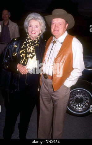 DOLORES HOPE (27 maggio 1909 - sett. 19, 2011) era un cantante americano, filantropo e moglie di attore/comico Bob Hope. Morì di cause naturali nella sua casa di Toluca Lake, California a 102 anni. Nella foto: 06 Maggio 1995 - Los Angeles, California, Stati Uniti - BOB HOPE e sua moglie Dolores Hope frequentare la quota Boomtown partito svoltasi a CBS Studios. (Credito Immagine: © Kathy Hutchi Foto Stock