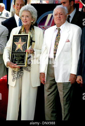 DOLORES HOPE (27 maggio 1909 - sett. 19, 2011) era un cantante americano, filantropo e moglie di attore/comico Bob Hope. Morì di cause naturali nella sua casa di Toluca Lake, California a 102 anni. Nella foto: Gennaio 01, 1997 - Los Angeles, California, Stati Uniti - BOB HOPE e sua moglie Dolores Hope durante la cerimonia di inaugurazione la sua stella sulla Hollywood Walk of Fame (data esatta unkno Foto Stock