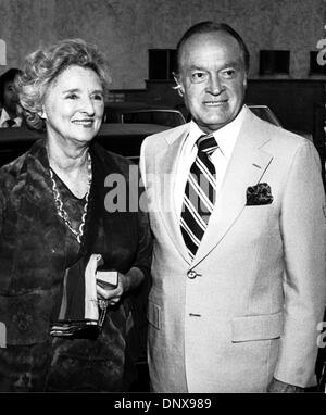 DOLORES HOPE (27 maggio 1909 - sett. 19, 2011) era un cantante americano, filantropo e moglie di attore/comico Bob Hope. Morì di cause naturali nella sua casa di Toluca Lake, California a 102 anni. Nella foto: Gennaio 01, 1980 - Los Angeles, California, Stati Uniti - BOB HOPE e sua moglie Dolores Hope (data esatta sconosciuto). (Credito Immagine: © globo foto/ZUMAPRESS.com) Foto Stock