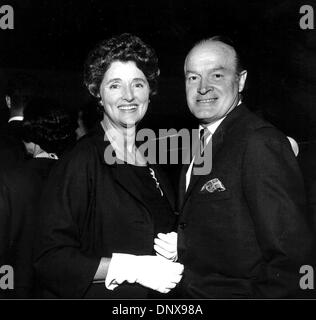 DOLORES HOPE (27 maggio 1909 - sett. 19, 2011) era un cantante americano, filantropo e moglie di attore/comico Bob Hope. Morì di cause naturali nella sua casa di Toluca Lake, California a 102 anni. Nella foto: Gennaio 01, 1965 - Los Angeles, California, Stati Uniti - BOB HOPE e sua moglie Dolores Hope al ''Follies'' premiere (data esatta sconosciuto). (Credito Immagine: © globo foto/Z Foto Stock